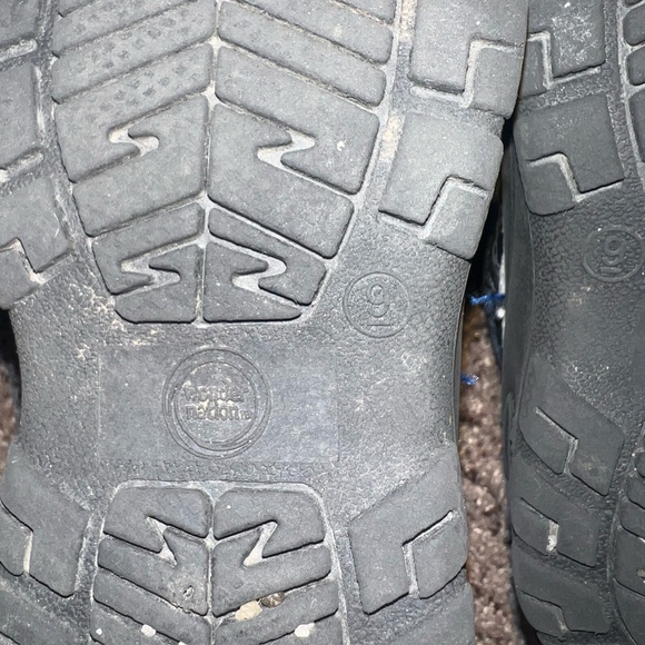 Toddler size 9 snow boots - Picture 4 of 8